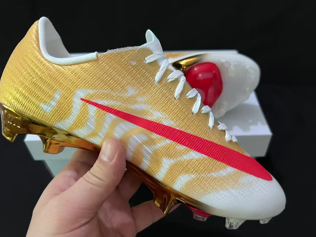 Nike Doré Rouge Métallique Tricot Haut Swoosh Accent Terrain Ferme Chaussures de Football 6