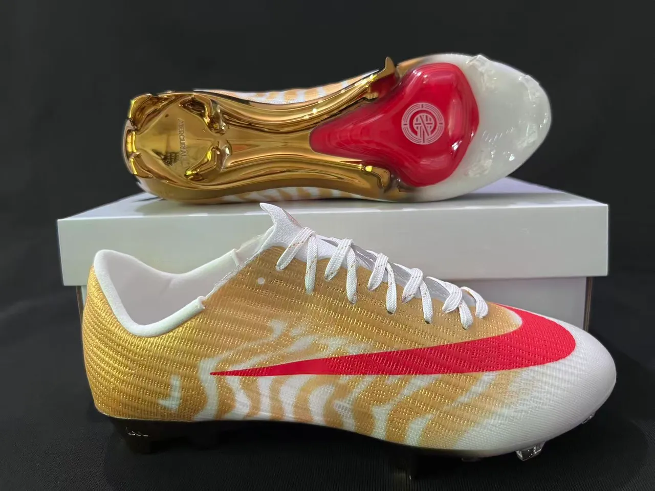 Nike Doré Rouge Métallique Tricot Haut Swoosh Accent Terrain Ferme Chaussures de Football 7