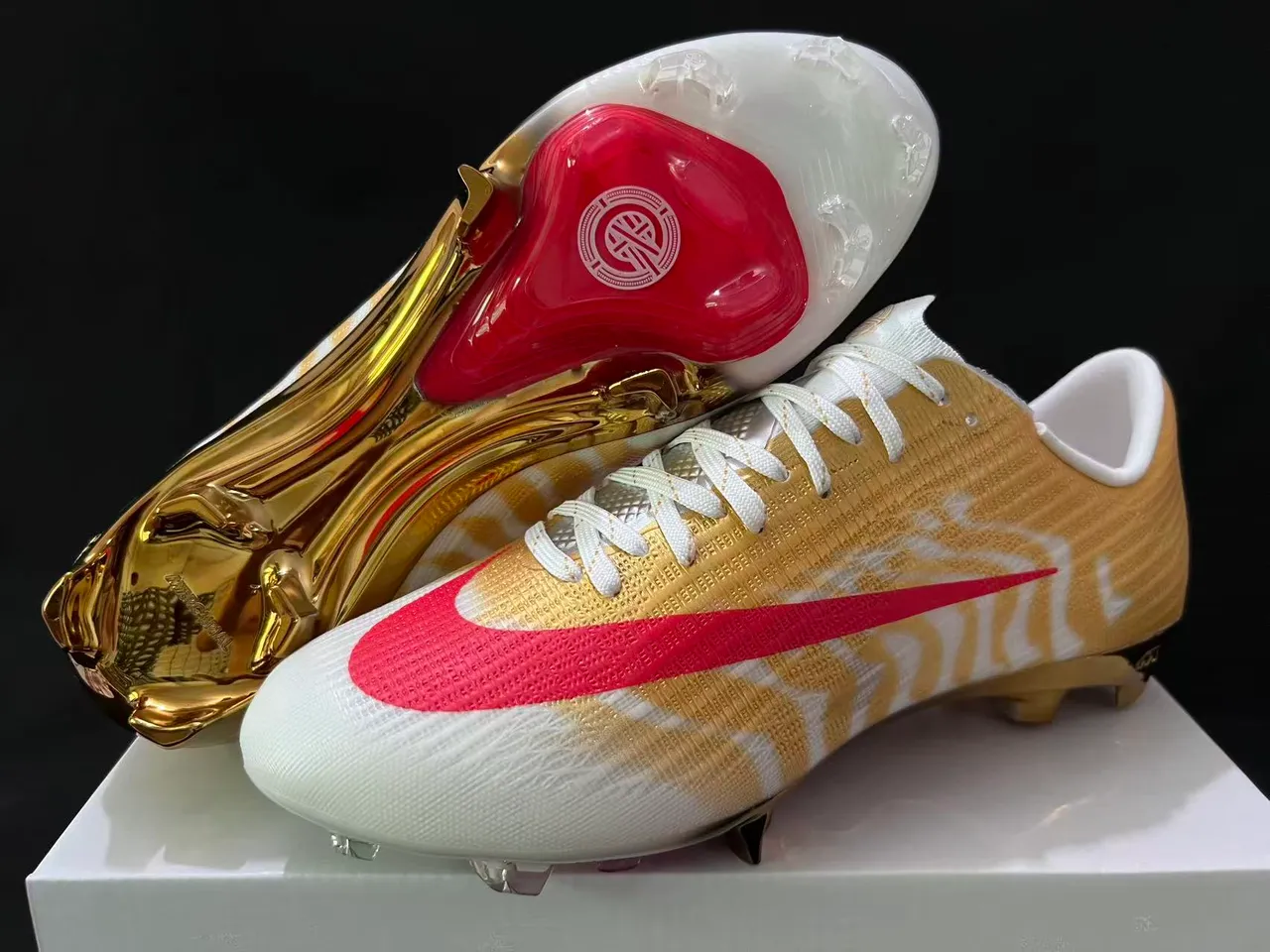 Nike Doré Rouge Métallique Tricot Haut Swoosh Accent Terrain Ferme Chaussures de Football 8