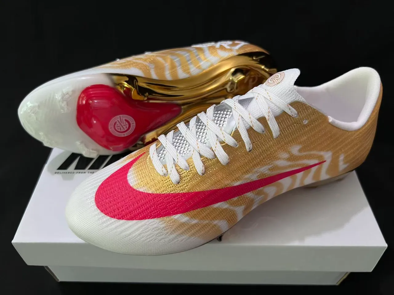 Nike Doré Rouge Métallique Tricot Haut Swoosh Accent Terrain Ferme Chaussures de Football 9