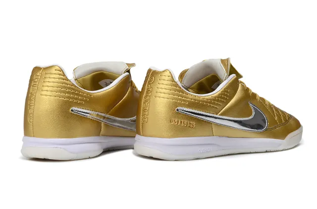 Nike Chaussures de soccer indoor en cuir doré argenté métallique avec orteil matelassé 5