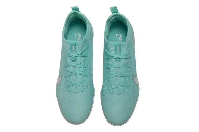 Nike Chaussures de football indoor low-cut avec upper en maille vert et blanc 2