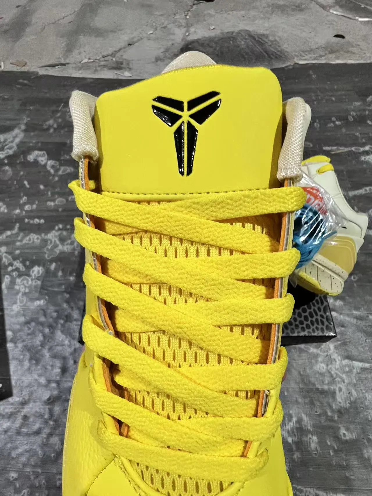 Nike Kobe Yellow Beige High-Top Gradient Basketball Shoes 4