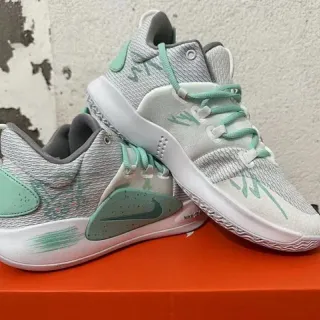 Nike Kyrie Zapatos de Baloncesto Blancos y Verde Menta de Punto
