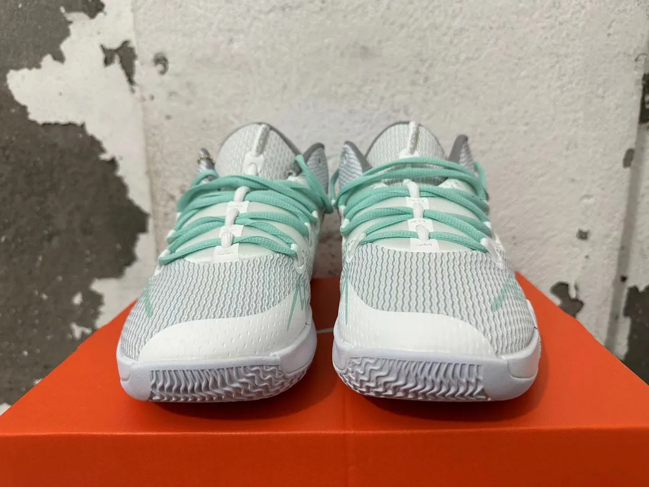 Nike Kyrie White and Mint Green Knit Basketball Shoes 3