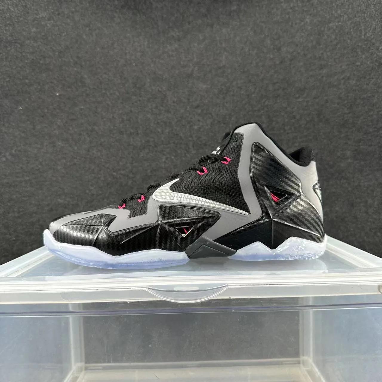 Nike LeBron XI Chaussures de Basketball Noir Argent Rose Fibre de Carbone 2