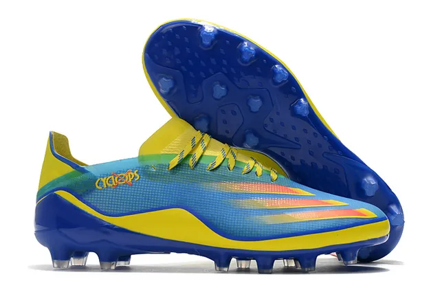 Nike Multicolore Rouge Chaussures de football à coupe basse avec upper synthétique pour terrain ferme 10