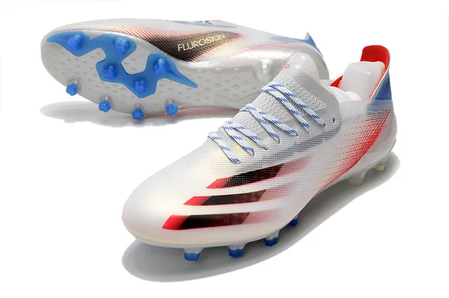Nike Multicolore Rouge Chaussures de football à coupe basse avec upper synthétique pour terrain ferme 21