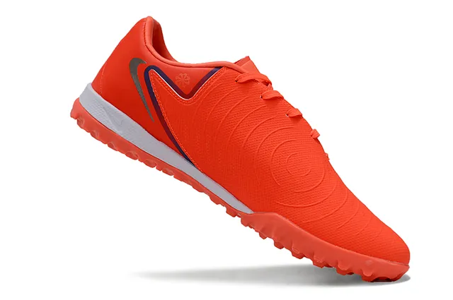 Nike Chaussures de football turf à coupe basse avec upper synthétique orange et blanc graphique Swoosh en couches 2