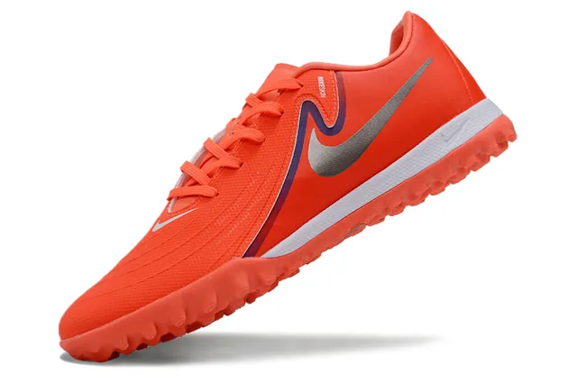 Nike Chaussures de football turf à coupe basse avec upper synthétique orange et blanc graphique Swoosh en couches 3