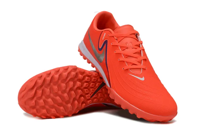Nike Chaussures de football turf à coupe basse avec upper synthétique orange et blanc graphique Swoosh en couches 4
