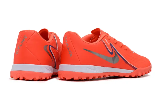 Nike Chaussures de football turf à coupe basse avec upper synthétique orange et blanc graphique Swoosh en couches 5