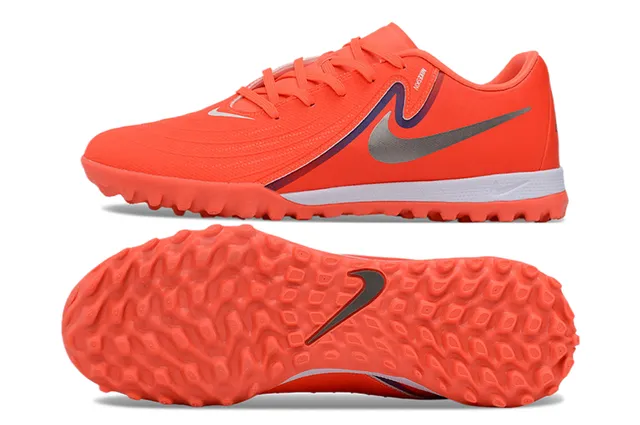 Nike Chaussures de football turf à coupe basse avec upper synthétique orange et blanc graphique Swoosh en couches 6