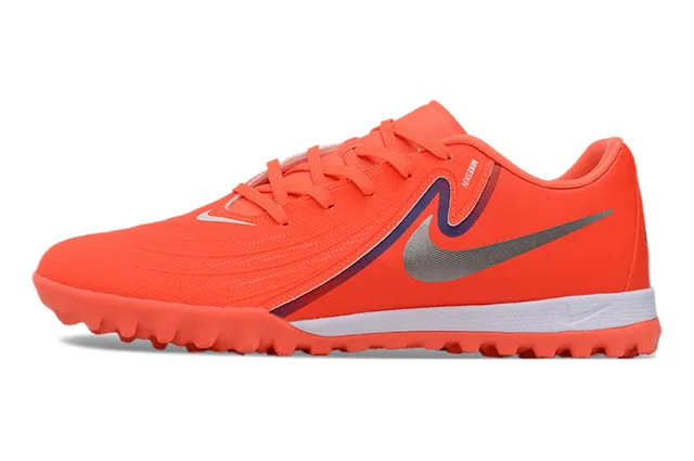 Nike Chaussures de football turf à coupe basse avec upper synthétique orange et blanc graphique Swoosh en couches 7
