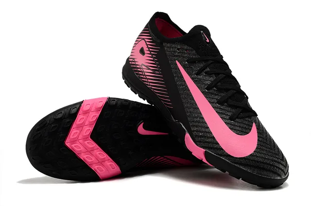 Nike Phantom GT Zapatos de fútbol turf con empeine de punto negro y rosa y cuello bajo 3