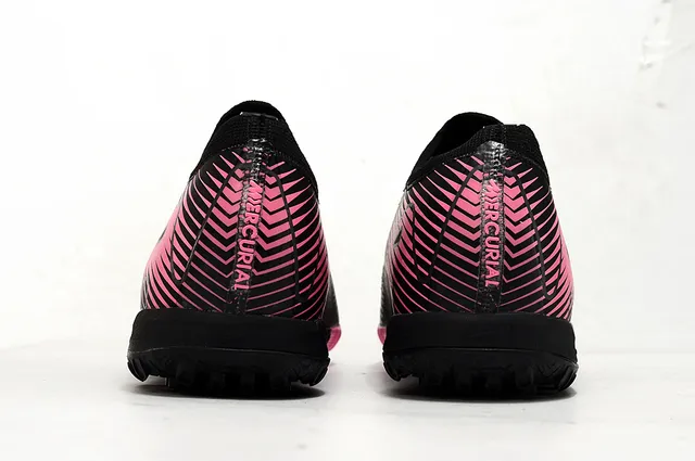 Nike Phantom GT Zapatos de fútbol turf con empeine de punto negro y rosa y cuello bajo 4