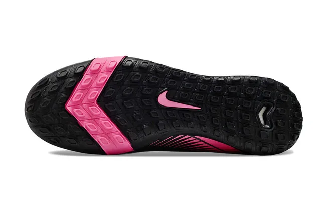 Nike Phantom GT Zapatos de fútbol turf con empeine de punto negro y rosa y cuello bajo 6