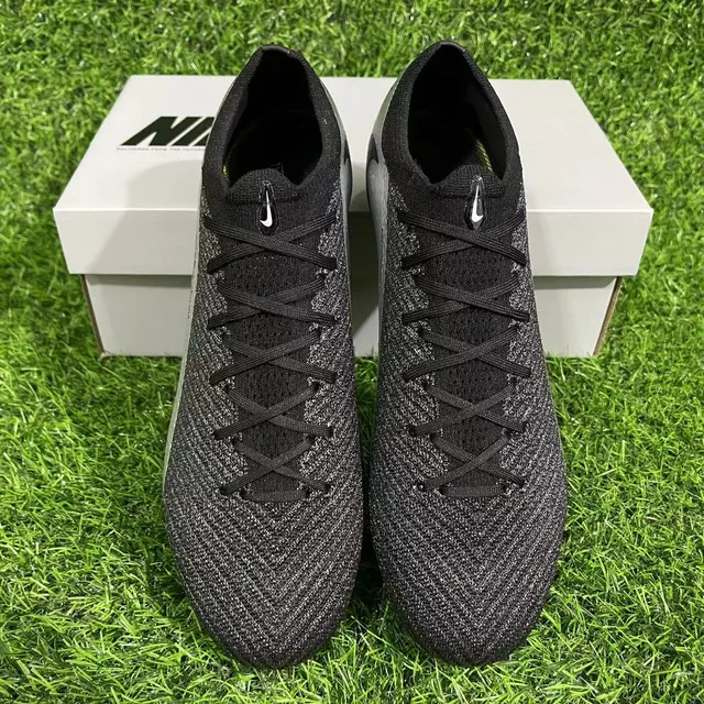 Nike Phantom GT Black Silver Low-Cut Knit Upper Gradient Midfoot Panel Firm-Ground Soccer Shoes 2