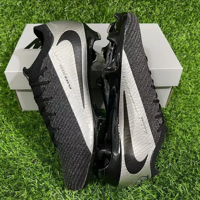 Nike Phantom GT Black Silver Low-Cut Knit Upper Gradient Midfoot Panel Firm-Ground Soccer Shoes 4