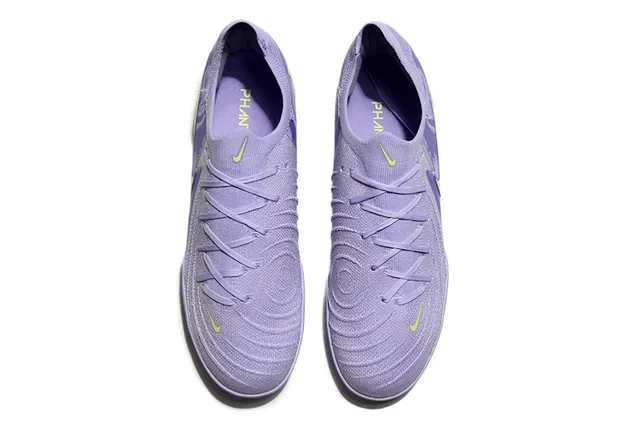 Nike Phantom GT Sapatos de futebol para grama com upper de knit engineered sistema de cadarço assimétrico em roxo e verde 2