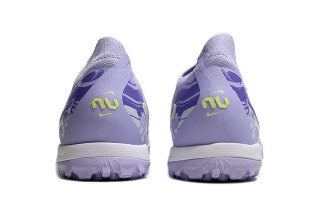 Nike Phantom GT Sapatos de futebol para grama com upper de knit engineered sistema de cadarço assimétrico em roxo e verde 3