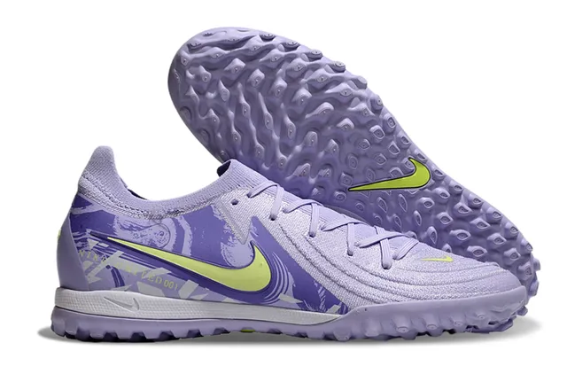 Nike Phantom GT Sapatos de futebol para grama com upper de knit engineered sistema de cadarço assimétrico em roxo e verde 4