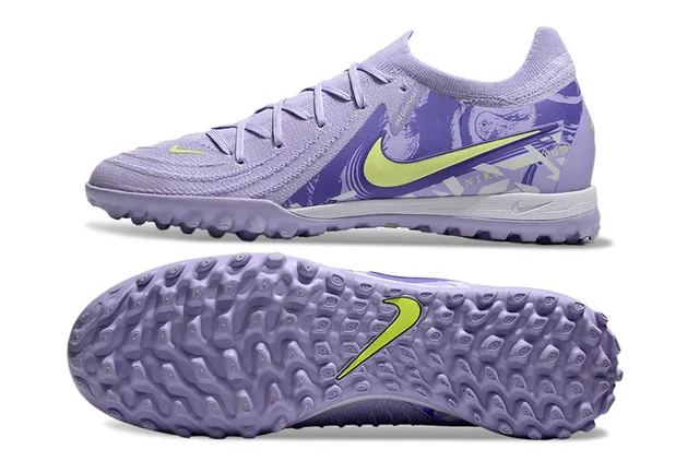 Nike Phantom GT Sapatos de futebol para grama com upper de knit engineered sistema de cadarço assimétrico em roxo e verde 5