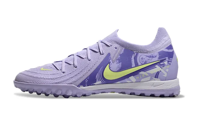 Nike Phantom GT Sapatos de futebol para grama com upper de knit engineered sistema de cadarço assimétrico em roxo e verde 8