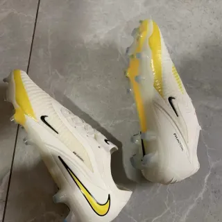 Nike Phantom GT সাদা হলুদ রিবড ফোরফুট টেক্সচার গতিশীল ফিট কলার দৃঢ় ভূমি ফুটবল জুতো