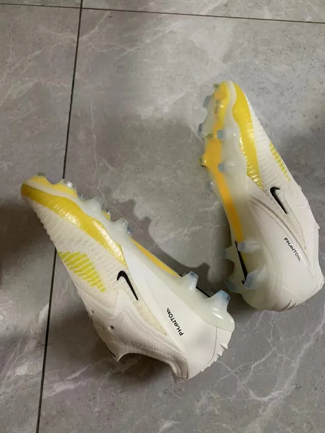 Nike Phantom GT সাদা হলুদ রিবড ফোরফুট টেক্সচার গতিশীল ফিট কলার দৃঢ় ভূমি ফুটবল জুতো 2
