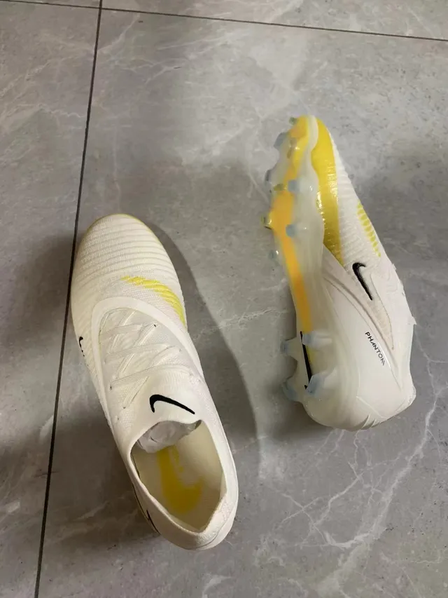 Nike Phantom GT সাদা হলুদ রিবড ফোরফুট টেক্সচার গতিশীল ফিট কলার দৃঢ় ভূমি ফুটবল জুতো 3
