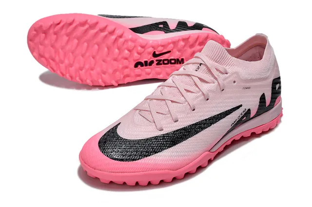 Nike Sapatos de futebol Turf Flyknit Knit Upper rosa e preto com Swoosh e gráfico lateral 3