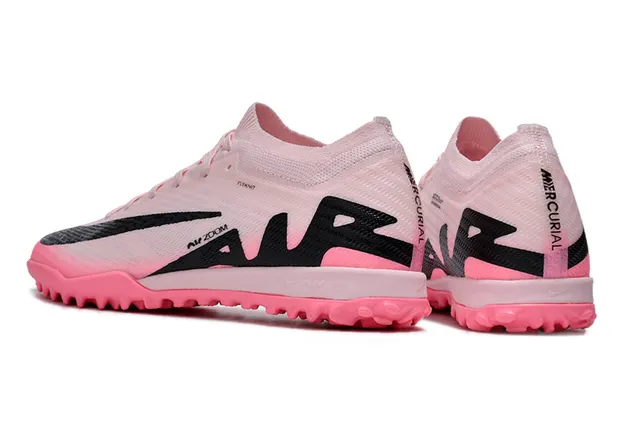 Nike Sapatos de futebol Turf Flyknit Knit Upper rosa e preto com Swoosh e gráfico lateral 4