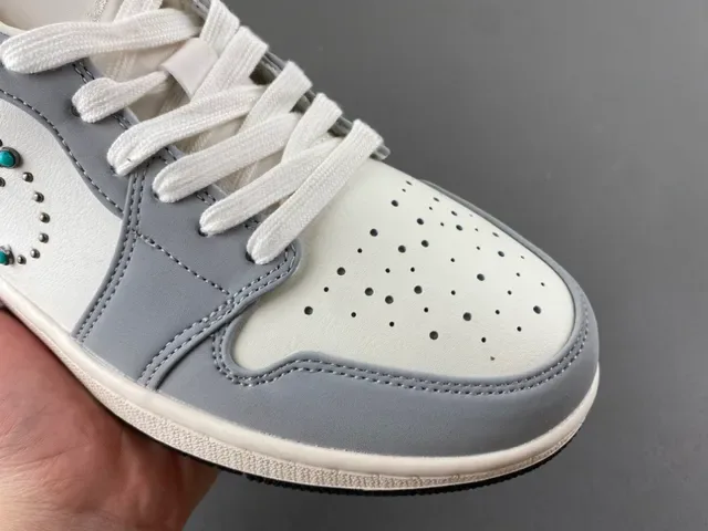 Nike Chaussures Lifestyle Rose Gris avec Studded Swoosh Motif et talon Crocodile-Embossed 2