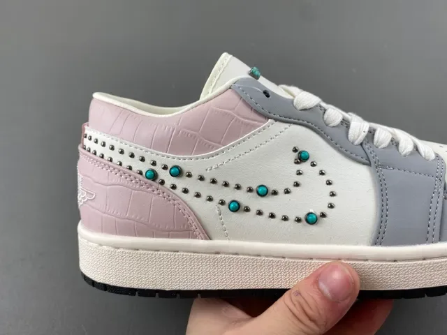 Nike Chaussures Lifestyle Rose Gris avec Studded Swoosh Motif et talon Crocodile-Embossed 3