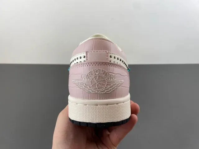 Nike Chaussures Lifestyle Rose Gris avec Studded Swoosh Motif et talon Crocodile-Embossed 4