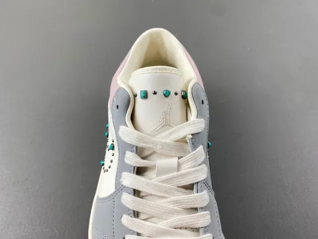 Nike Chaussures Lifestyle Rose Gris avec Studded Swoosh Motif et talon Crocodile-Embossed 6