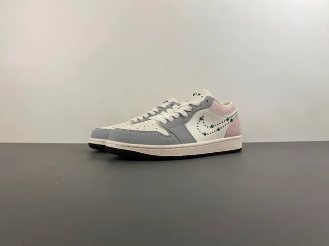 Nike Chaussures Lifestyle Rose Gris avec Studded Swoosh Motif et talon Crocodile-Embossed 10