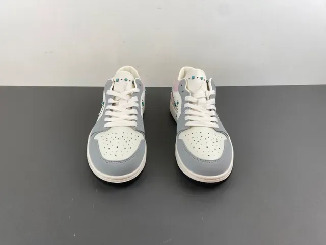Nike Chaussures Lifestyle Rose Gris avec Studded Swoosh Motif et talon Crocodile-Embossed 11