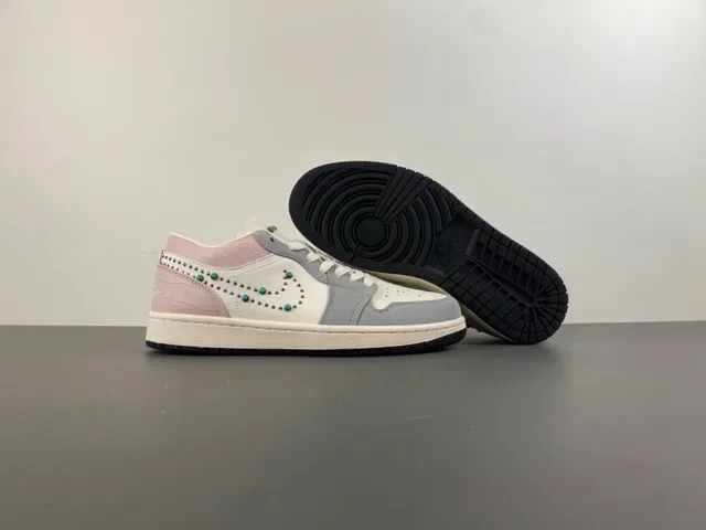 Nike Chaussures Lifestyle Rose Gris avec Studded Swoosh Motif et talon Crocodile-Embossed 12