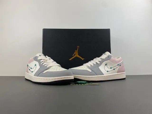 Nike Chaussures Lifestyle Rose Gris avec Studded Swoosh Motif et talon Crocodile-Embossed 13