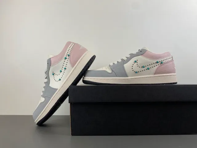 Nike Chaussures Lifestyle Rose Gris avec Studded Swoosh Motif et talon Crocodile-Embossed 14