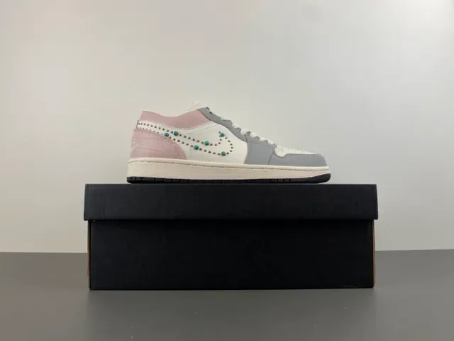 Nike Chaussures Lifestyle Rose Gris avec Studded Swoosh Motif et talon Crocodile-Embossed 15