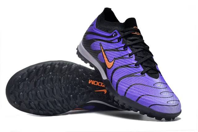 Nike Chaussures de soccer turf avec upper en knit, overlays de wave synthétique en violet et noir 2