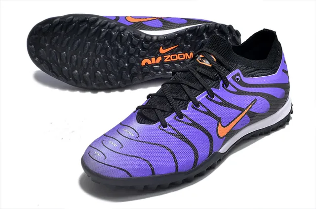 Nike Chaussures de soccer turf avec upper en knit, overlays de wave synthétique en violet et noir 3