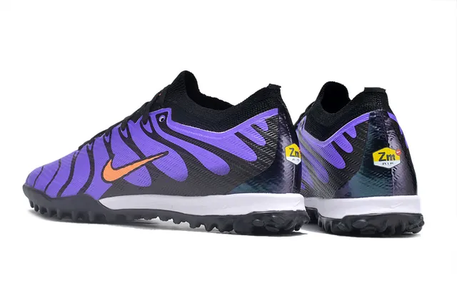 Nike Chaussures de soccer turf avec upper en knit, overlays de wave synthétique en violet et noir 4