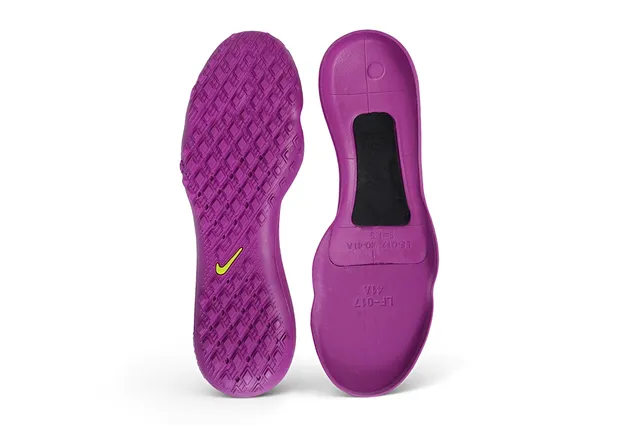 Nike Tênis de futebol turf com upper roxo rosa iridescente holográfico e sola monocromática 2