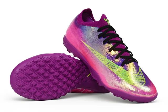 Nike Tênis de futebol turf com upper roxo rosa iridescente holográfico e sola monocromática 3