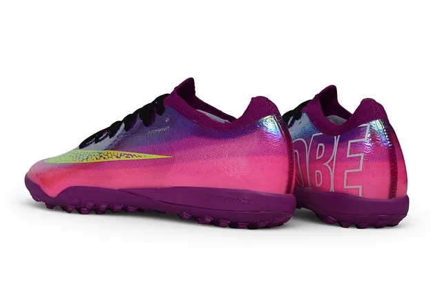 Nike Tênis de futebol turf com upper roxo rosa iridescente holográfico e sola monocromática 5