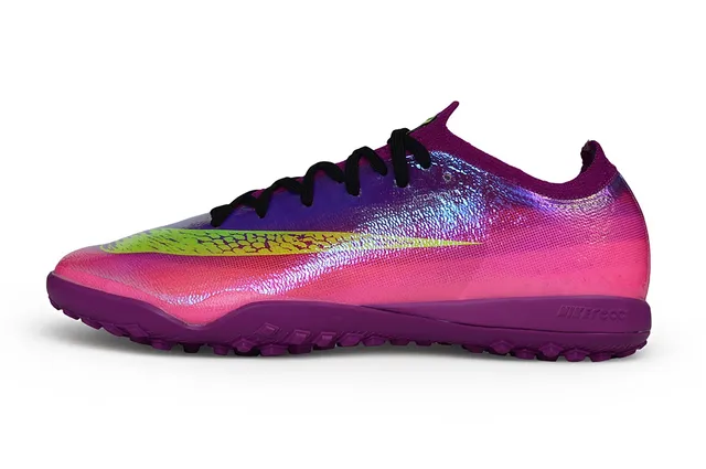 Nike Tênis de futebol turf com upper roxo rosa iridescente holográfico e sola monocromática 7